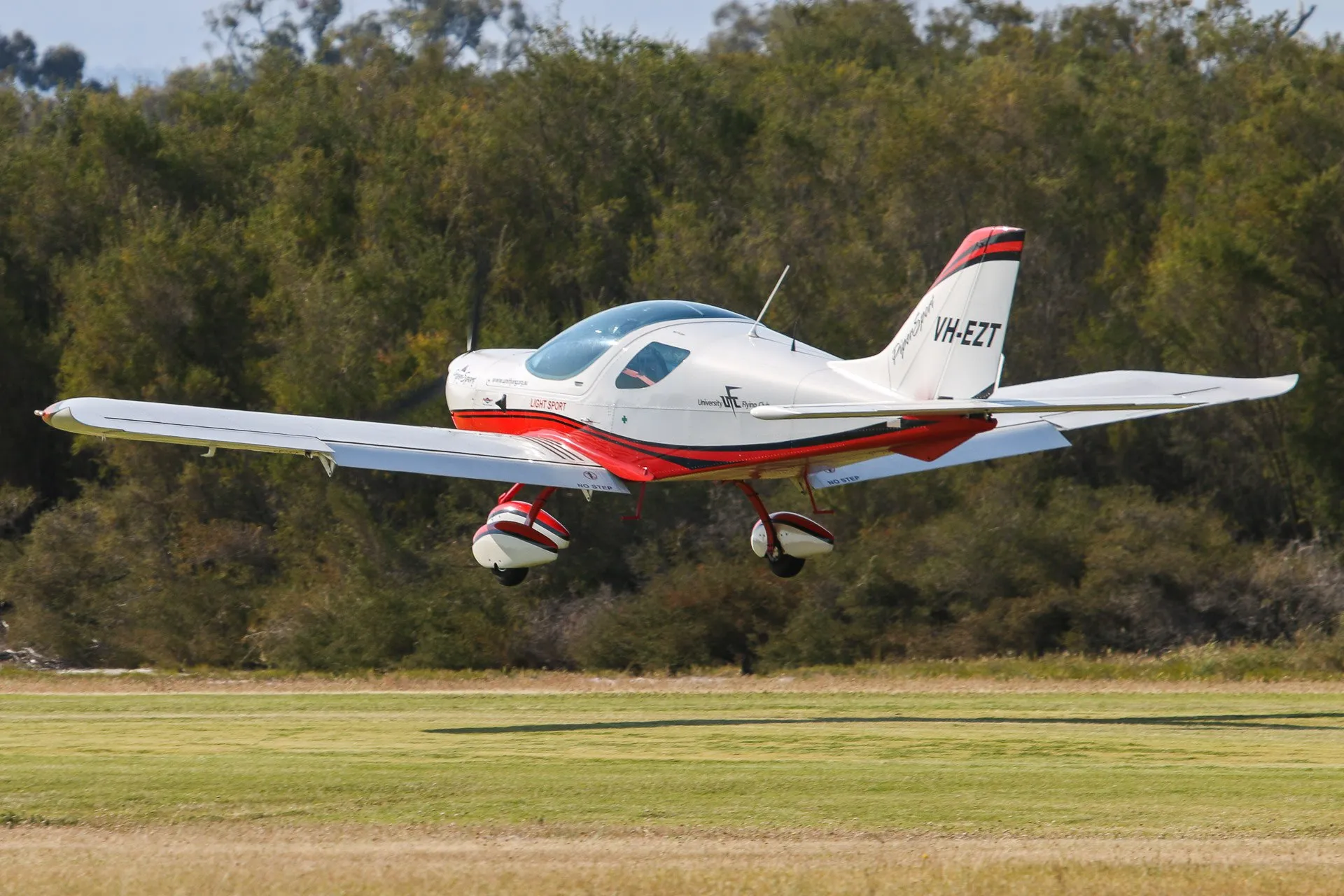 EZT landing at YSEN Serpentine Airfield 2015 Fly In