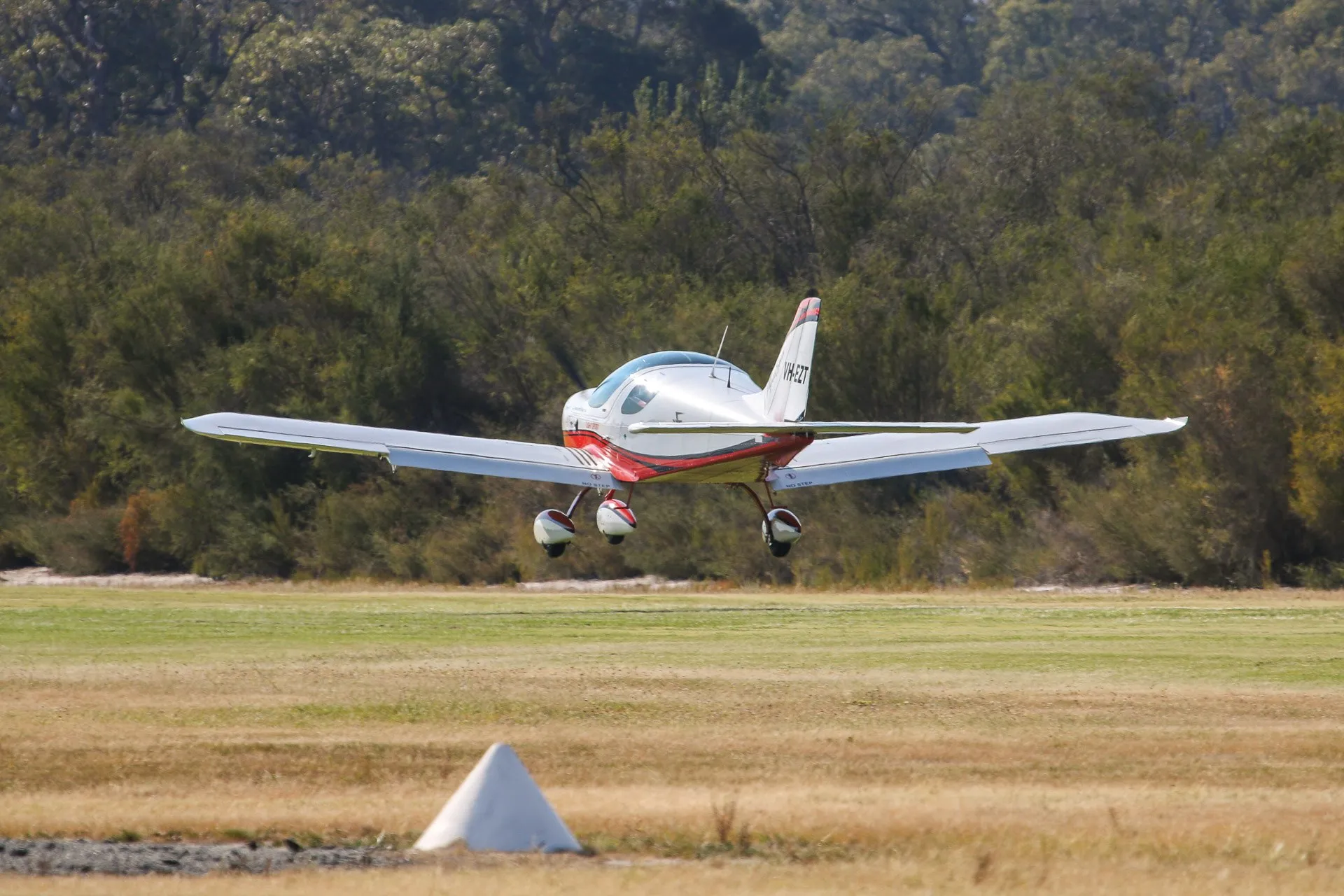 EZT landing at YSEN Serpentine Airfield 2015 Fly In