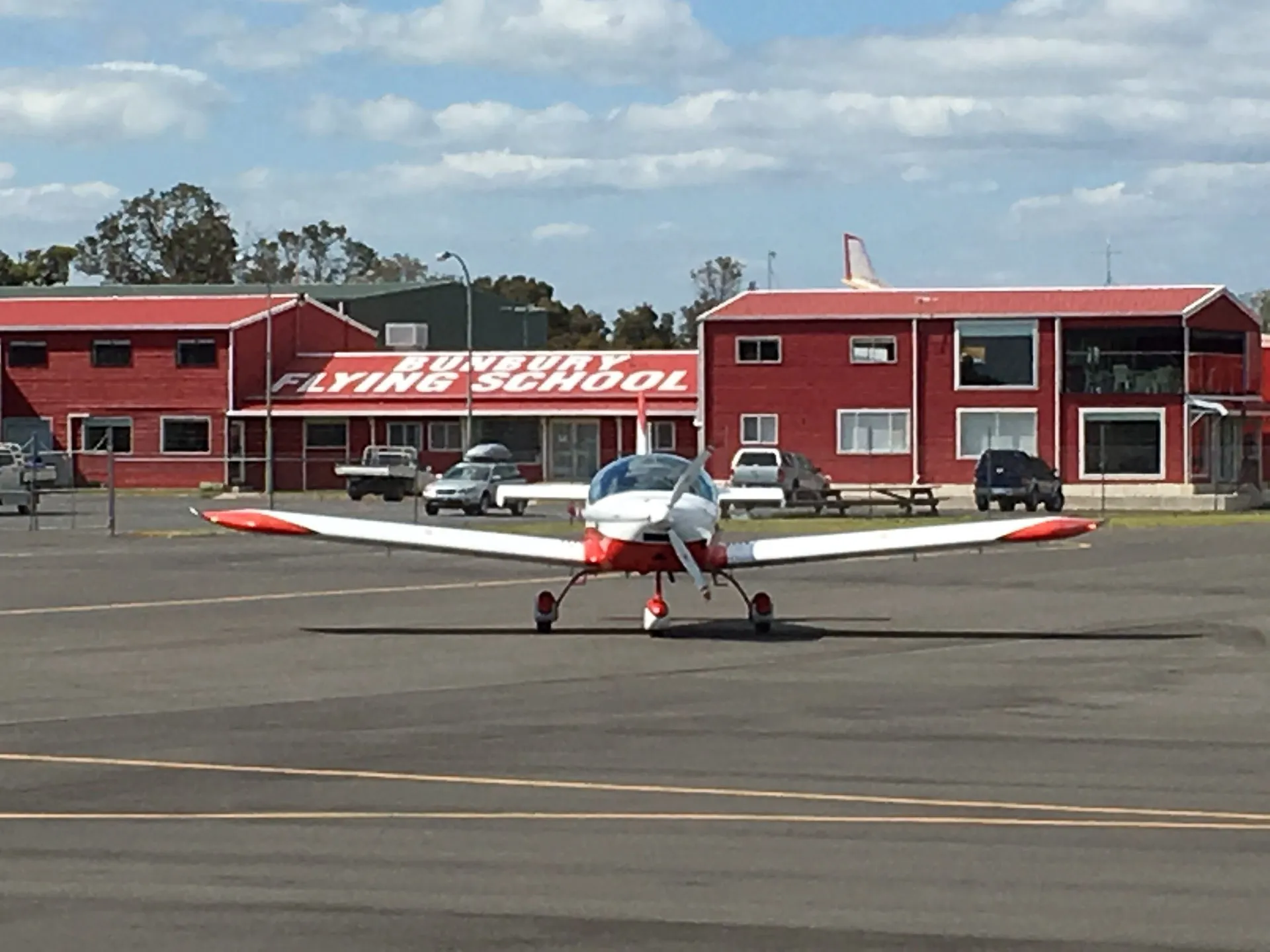 VH-EZT Pipersport