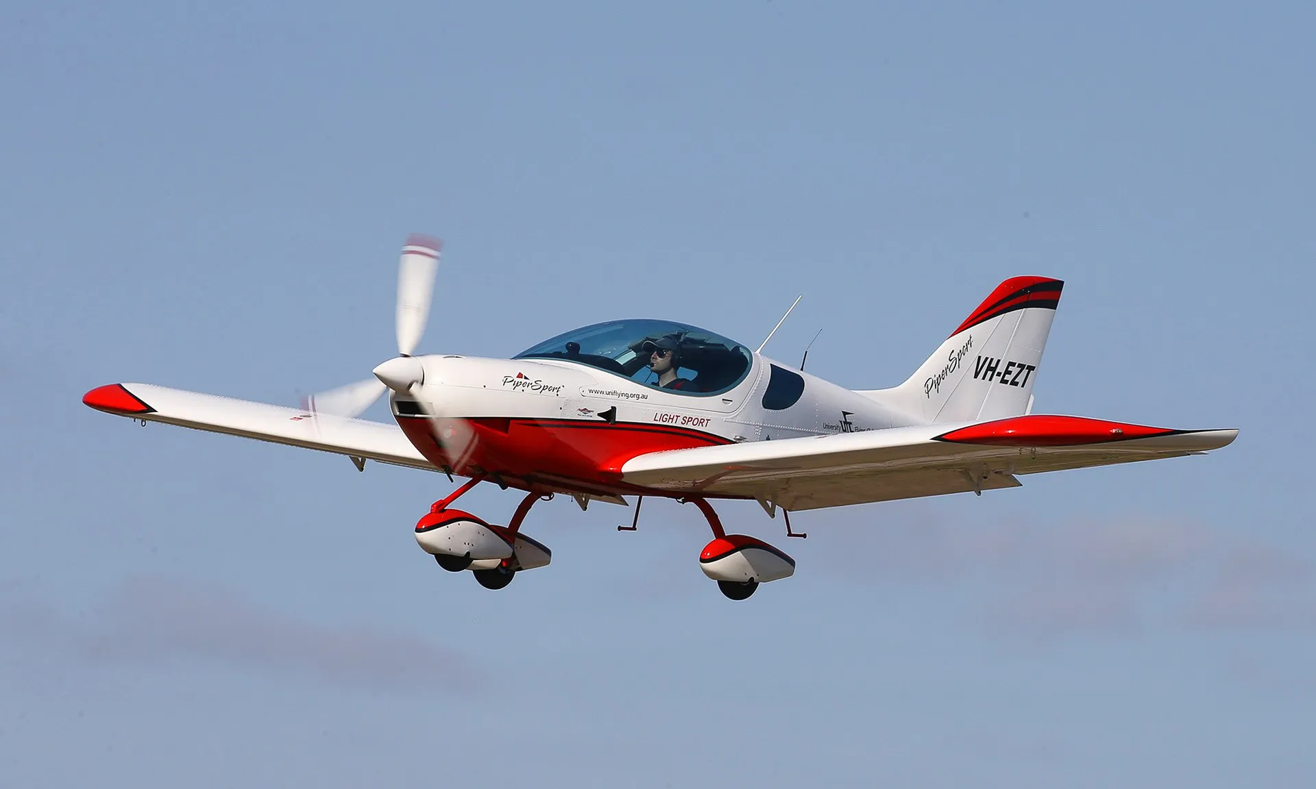 VH-EZT landing at YSEN. Photo copyright Keith Anderson.