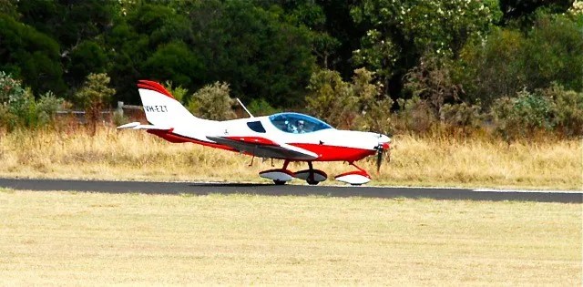 VH-EZT on its takeoff roll at Bunbury Airport