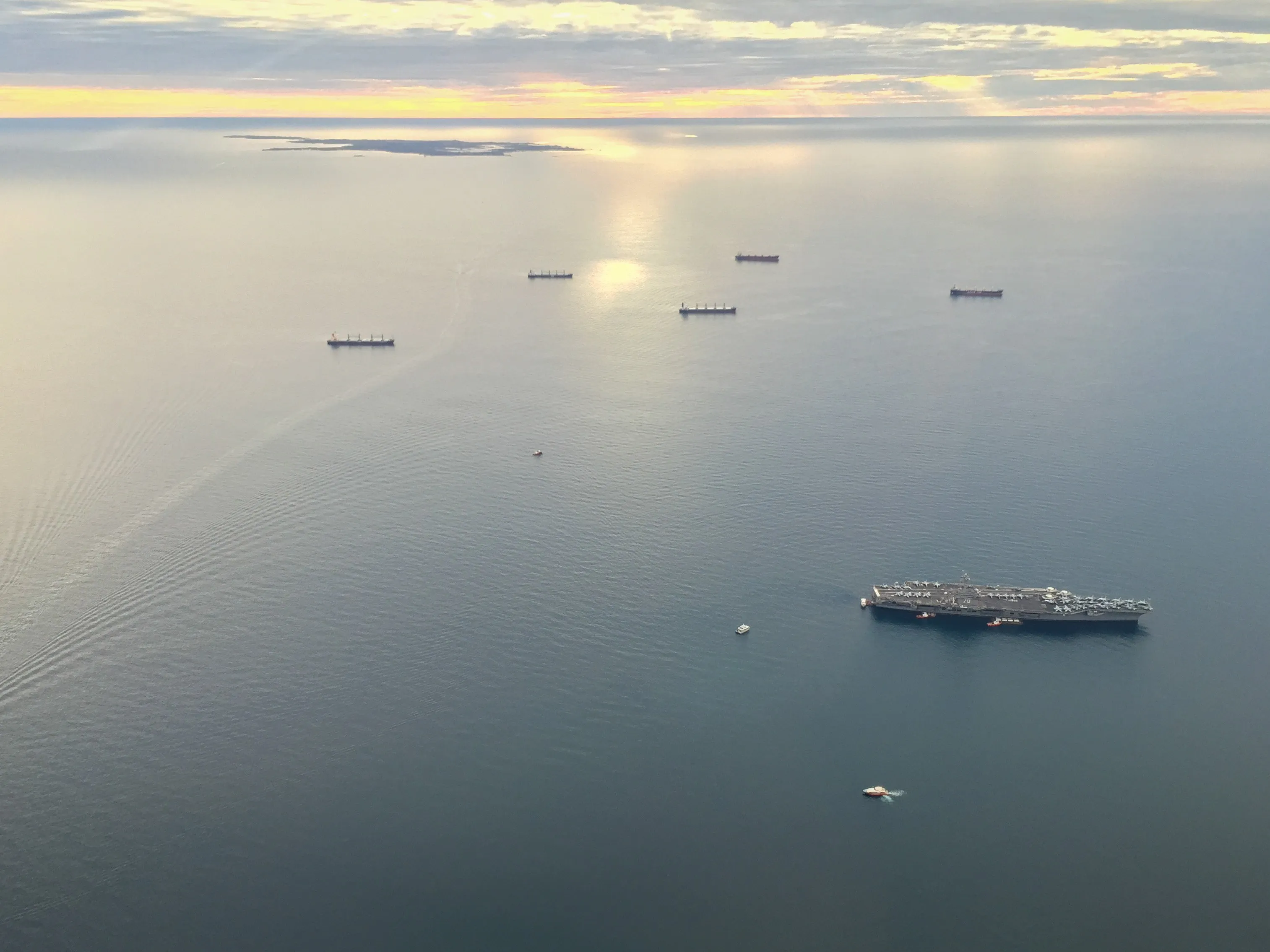 aircraft-carrier-uss-carl-vinson-visits-perth-university-flying-club-flight