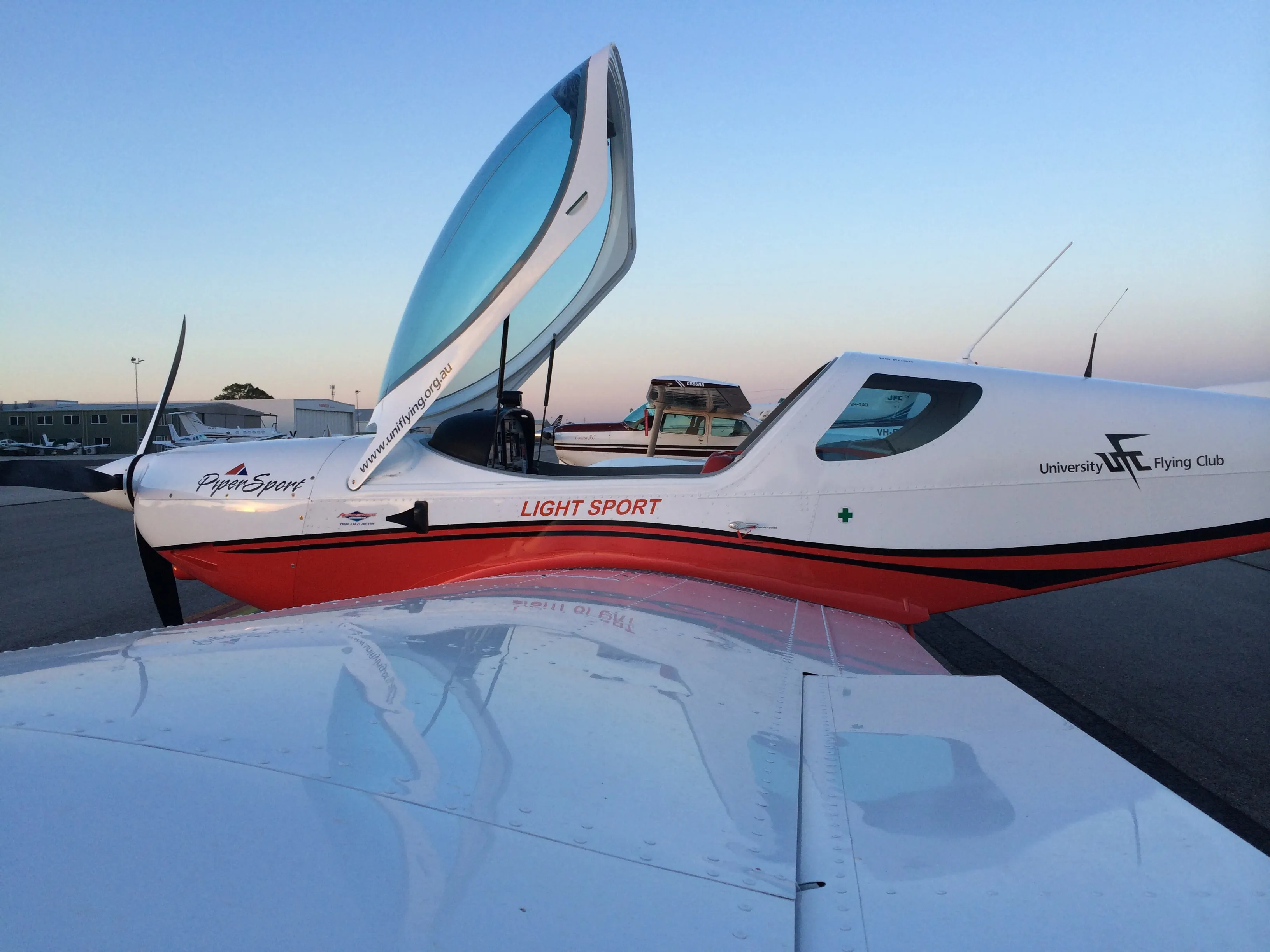 University Flying Club VH-EZT