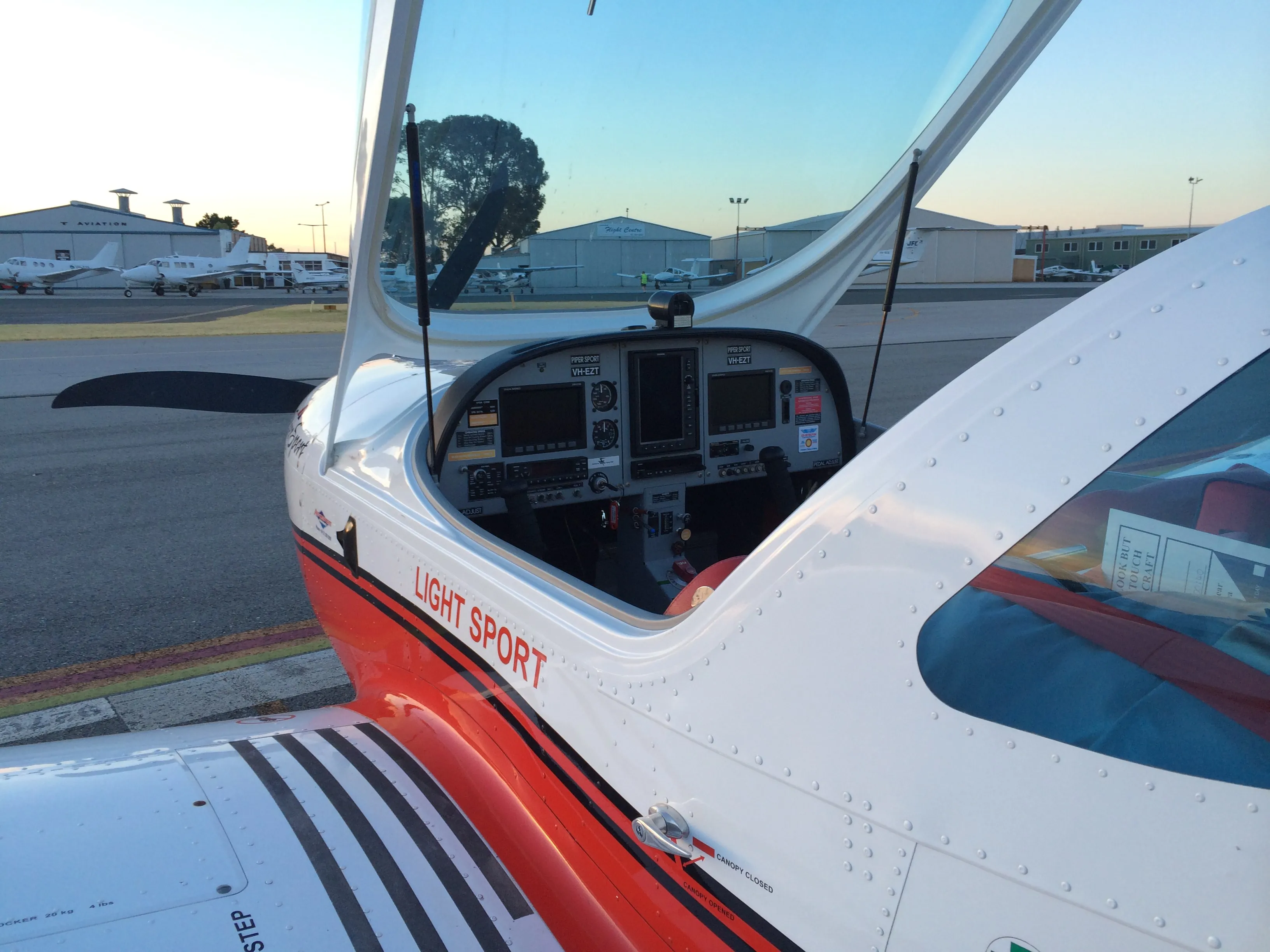 University Flying Club VH-EZT