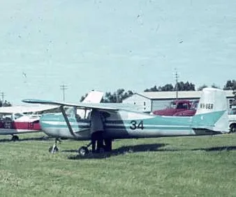 VH-UER university flying club aircraft cessna 150 1964 jandakot airport learn to fly flight training flight school
